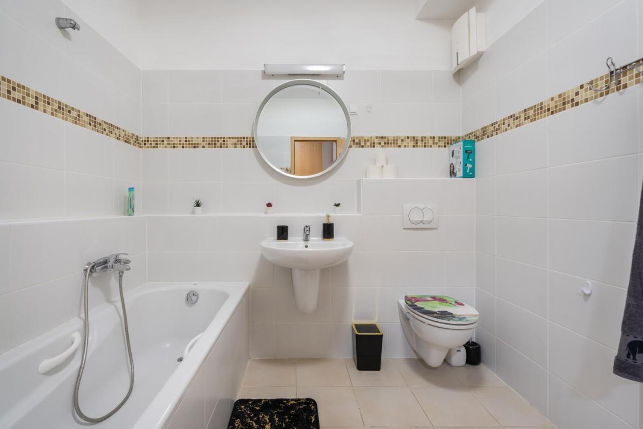 Penthouse Three Bedrooms, Three Balconies Apartment With Free Parking In Kiraly Street Βουδαπέστη Εξωτερικό φωτογραφία