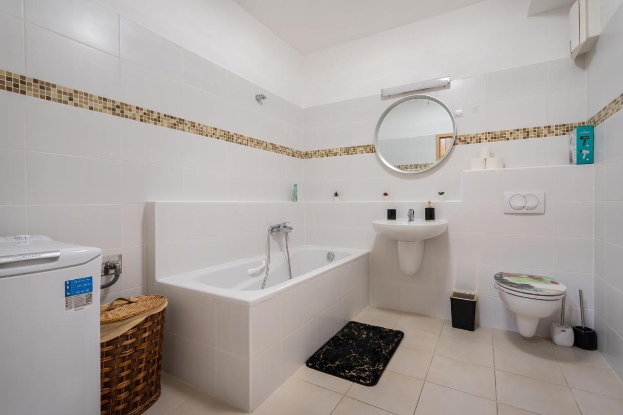 Penthouse Three Bedrooms, Three Balconies Apartment With Free Parking In Kiraly Street Βουδαπέστη Εξωτερικό φωτογραφία