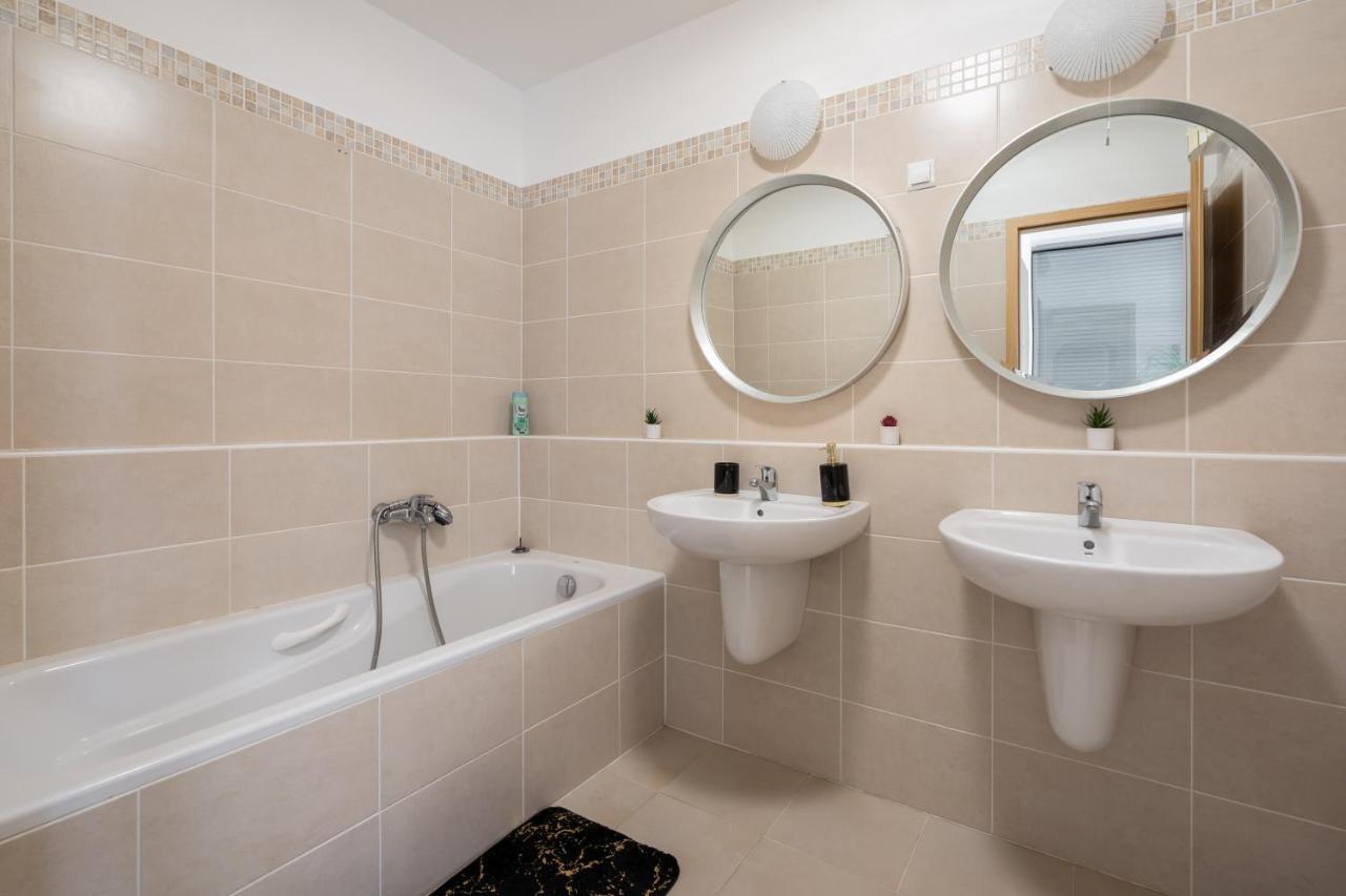 Penthouse Three Bedrooms, Three Balconies Apartment With Free Parking In Kiraly Street Βουδαπέστη Εξωτερικό φωτογραφία